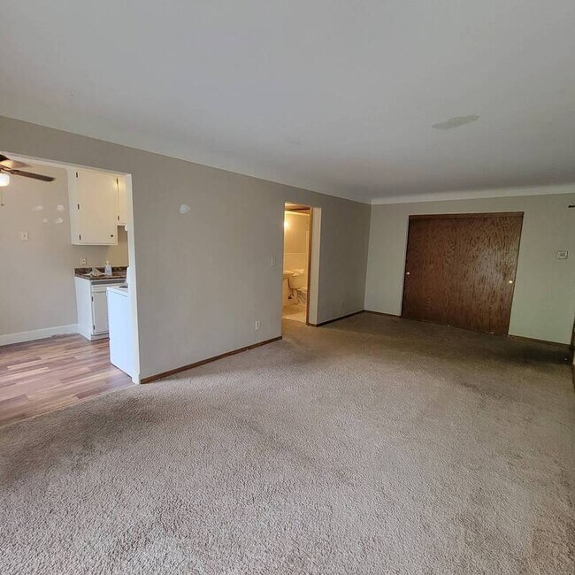 Building Photo - 400 Larpenteur Ave W