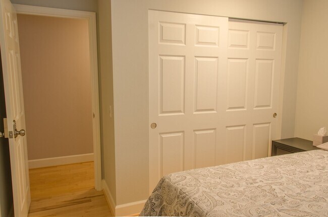 Building Photo - 4bd/2.5ba Seattle Home