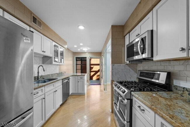 Building Photo - 148 Riverbend Dr
