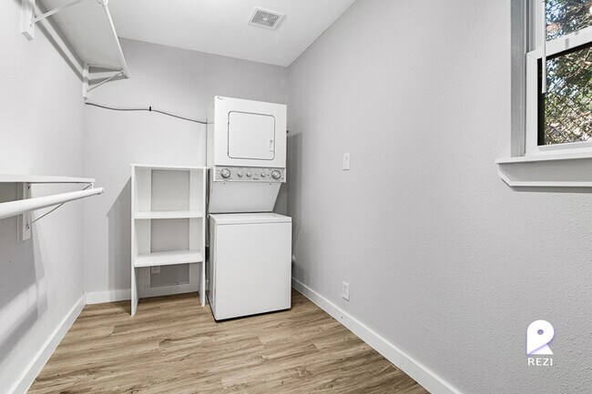 Building Photo - 1211 W 8th St