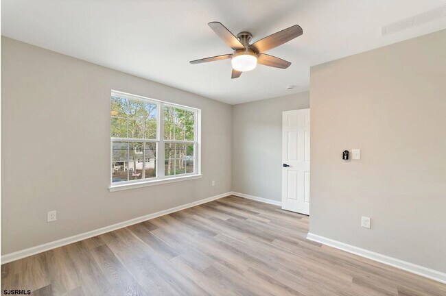 Building Photo - 447 Redwood Ave