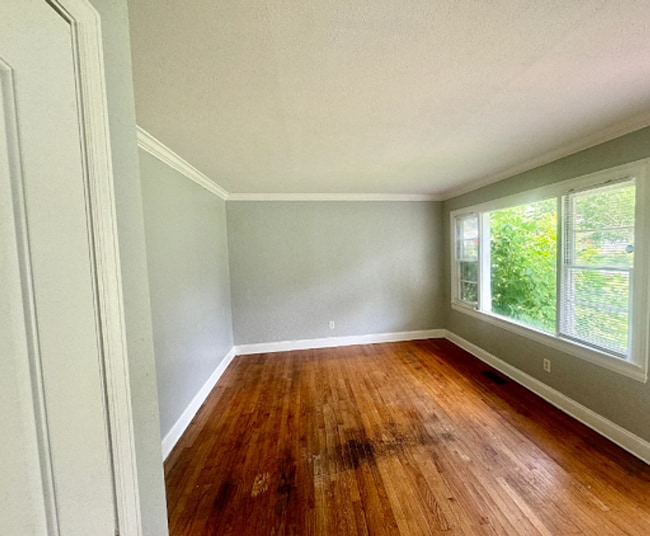 Building Photo - 3 BED 1.5 BATH IN JVILLE!