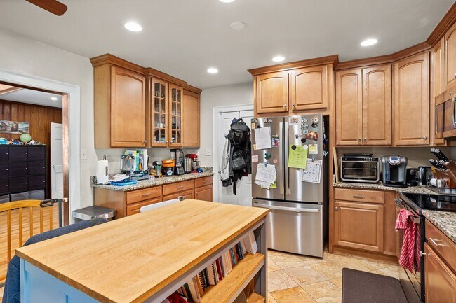 Building Photo - Beautiful brick home on a 1-acre lakefront...