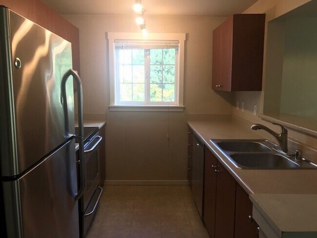 Building Photo - $2500-3Beds 2BA W/D 2 reserved parking, po...