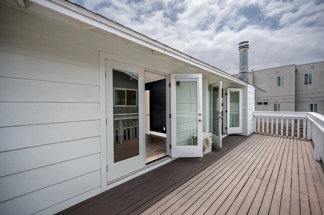 Building Photo - Bright 2BR with Private Balcony, In-Unit Laundry & Attached Garage in the Heart of La Jolla