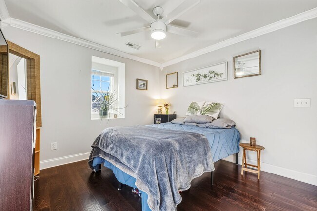 Building Photo - Stylish, Energy-Efficient 3 Bed/2.5 Bath H...