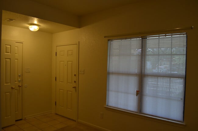 Building Photo - 912Rebecca