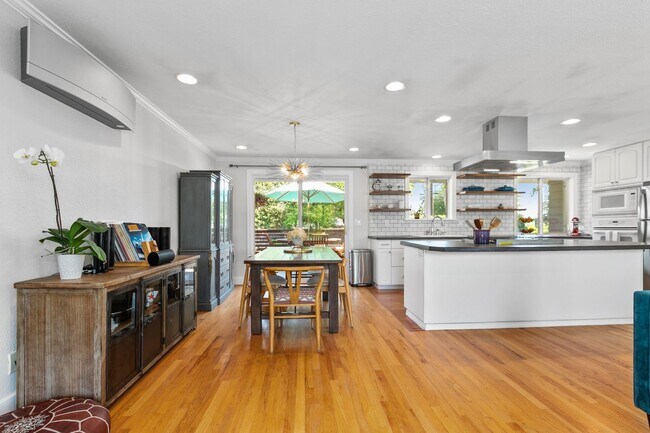 Building Photo - 3Bd/2.25Ba Seattle House