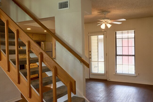Building Photo - 900 Kilkenny Ct
