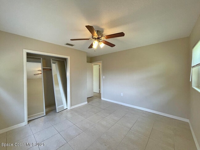 Building Photo - 304 3rd St