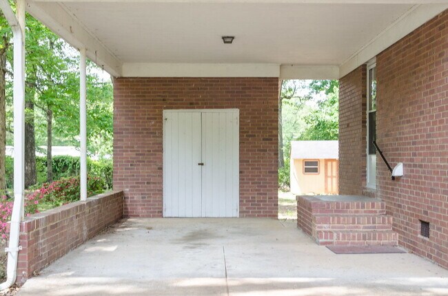 Building Photo - 827 Glendora Dr