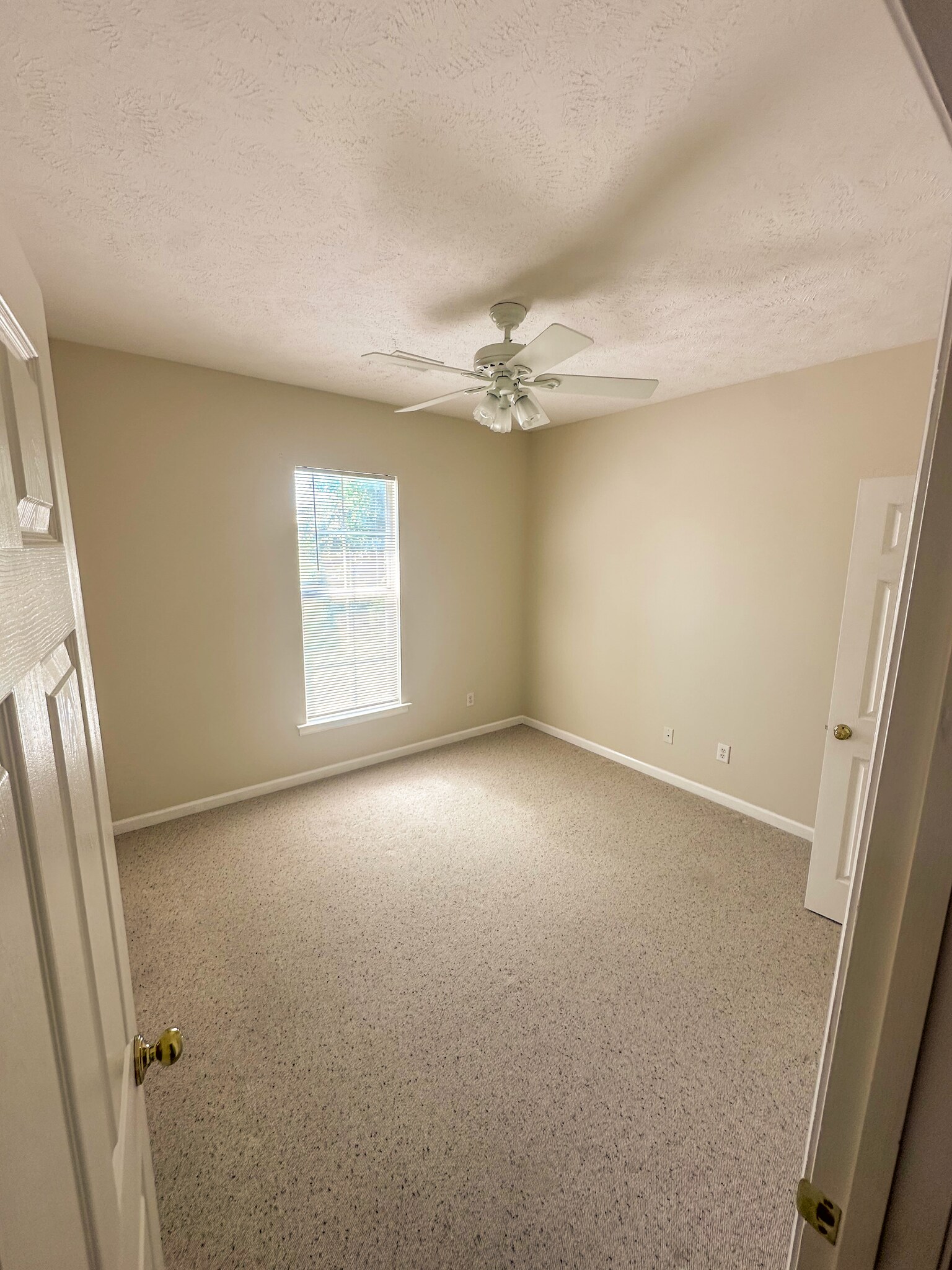 Building Photo - 2112 Parkview Dr S