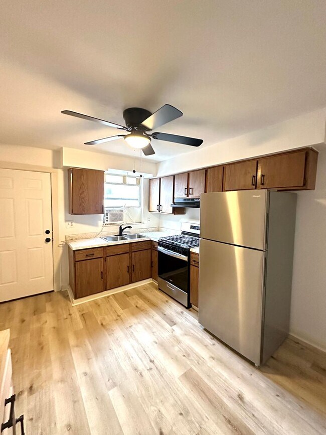 Building Photo - Updated 2 Bed, 1 Bath Home - Convenient Location, Walkable Neighborhood - Available Now!