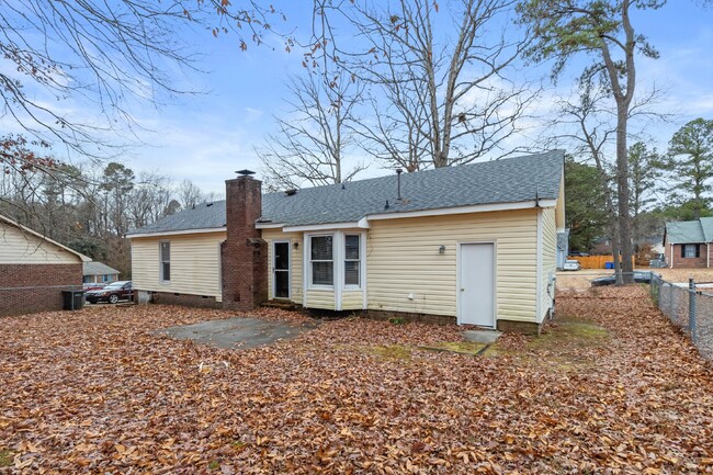 Building Photo - Cute little yellow home