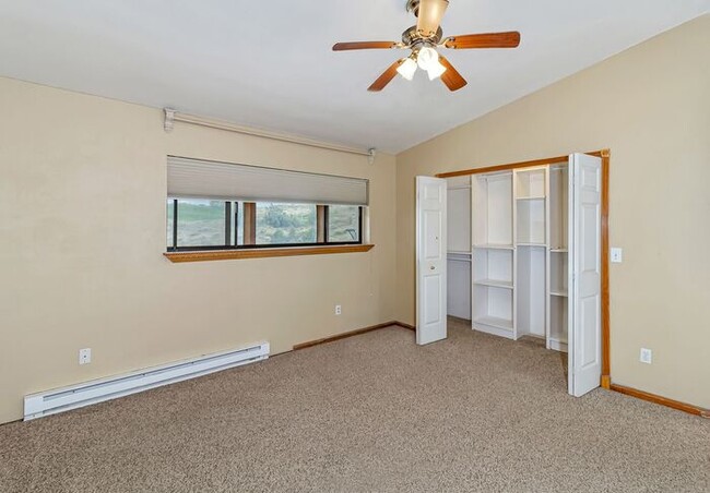 Building Photo - Redlands Escape - 2 Bedroom Condo with sunroom!