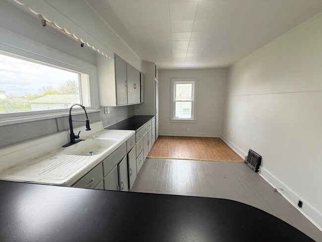 Building Photo - 358 Russell St