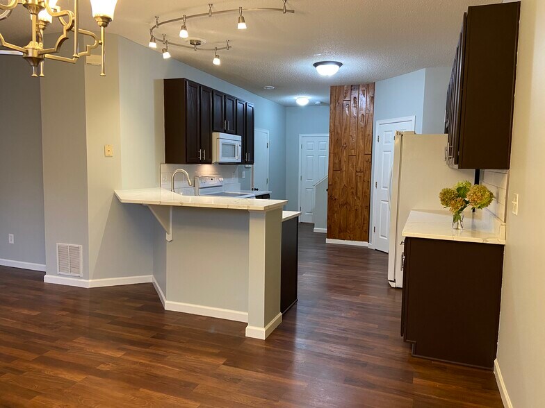 Building Photo - 202 River Woods Dr