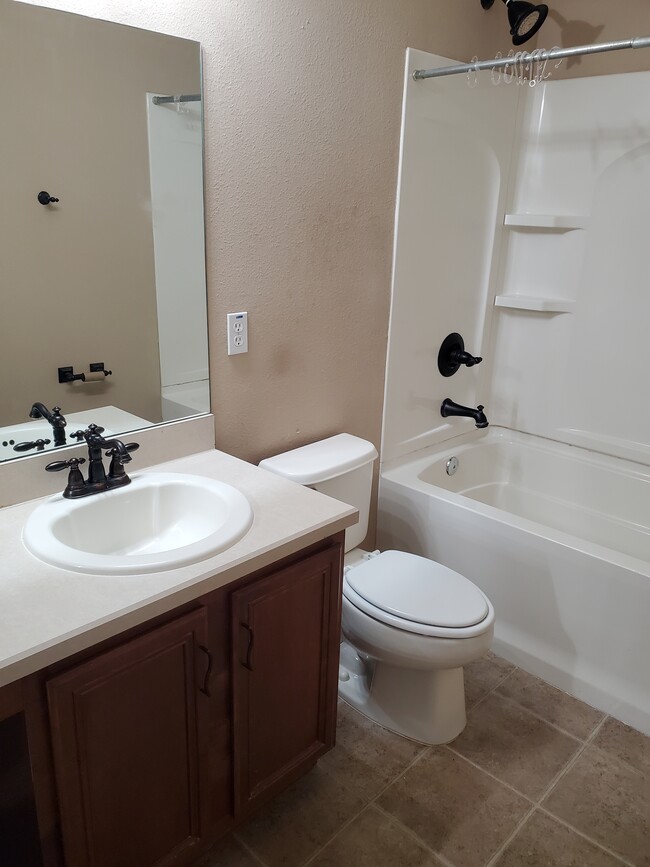 2nd Full Bathroom - 10816 Great Carlisle Ct