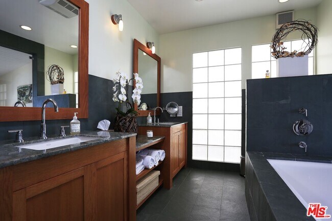 Building Photo - 27036 Malibu Cove Colony Dr