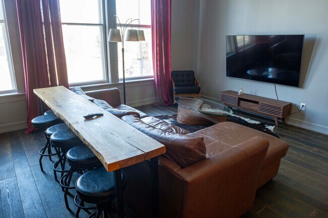 Building Photo - 204 N Walnut St