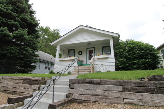 Building Photo - Beautiful 2-bedroom Charmer in Aksarben