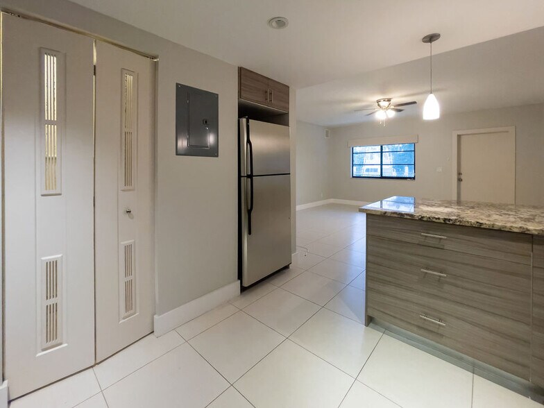 Building Photo - 64 Isle Of Venice Dr