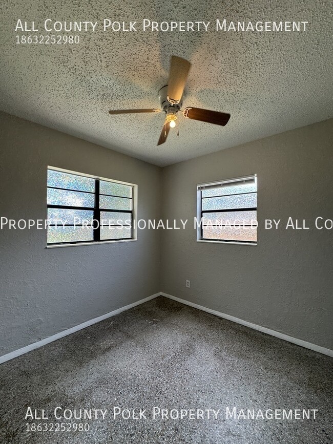 Building Photo - Centrally Located 2/3 Bedroom N St Pete Ho...