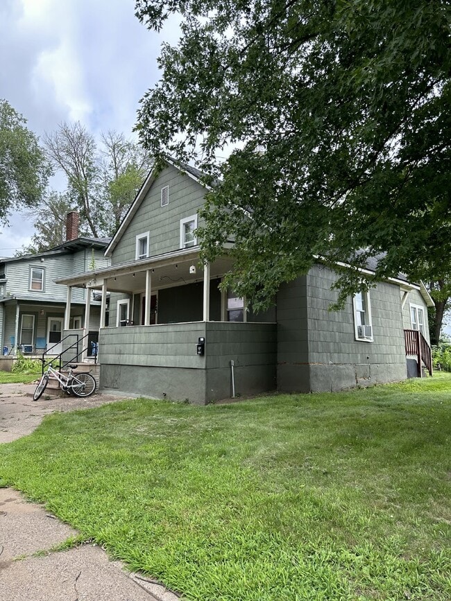 Building Photo - 4 Bed 2 Bath close to UWEC!