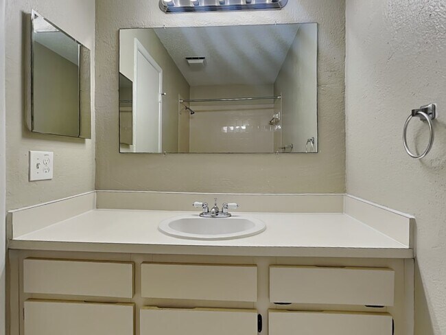 Building Photo - 15008 Redcliff Dr