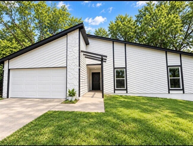 Building Photo - 3285 Rollingbrook Way
