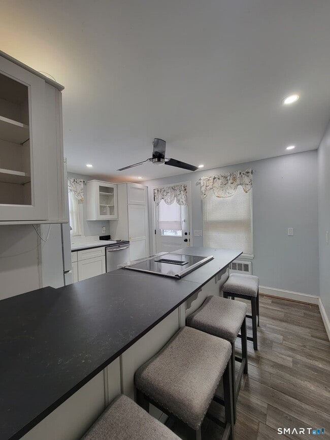 Building Photo - 895 Pleasant Valley Rd