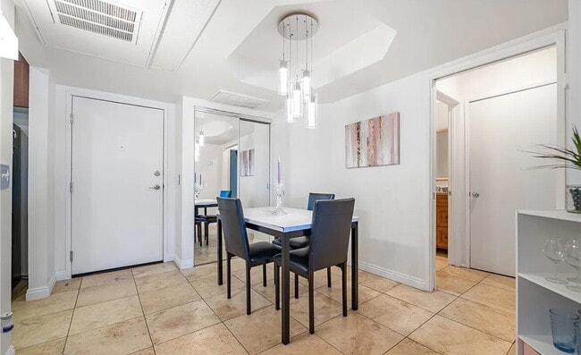 Building Photo - Discover this inviting 1-bedroom, 1-bathro...