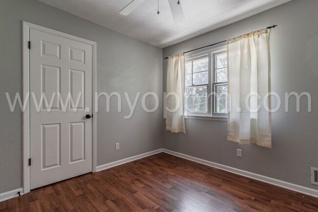 Building Photo - Stunning 3 Bedroom / 2.5 Bathroom | S. 48t...