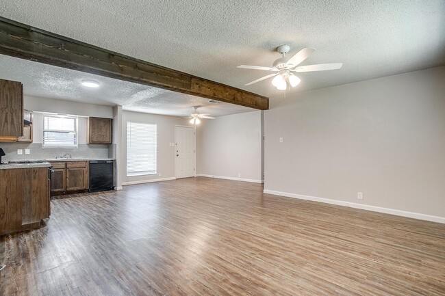 Building Photo - Charming Home located in the heart of Burleson!