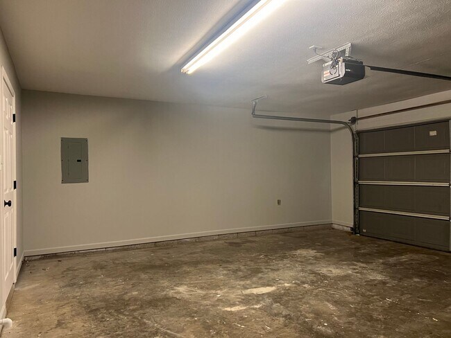 Building Photo - 1505 Hathaway Dr