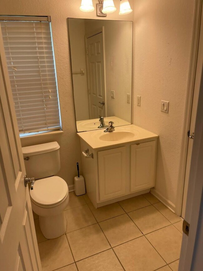 Building Photo - Fabulous 3/2.5 Townhouse located in The Vistas at Stonebridge Commons