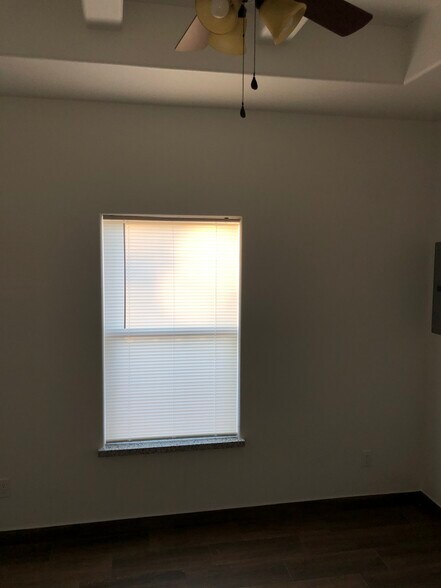 Building Photo - 1027 Fairway Dr
