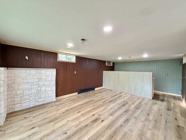 Building Photo - 4775 N River Rd