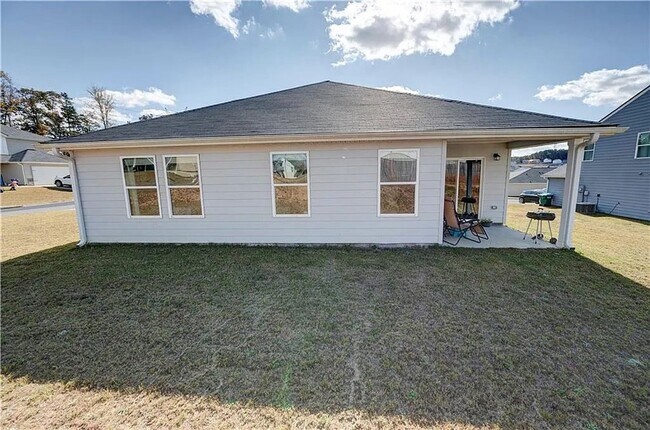 Building Photo - Ranch Living at its Finest