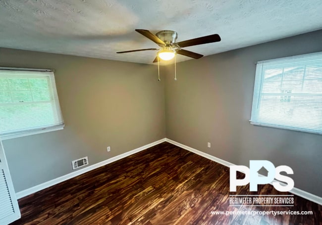 Building Photo - 6999 Knollwood Dr