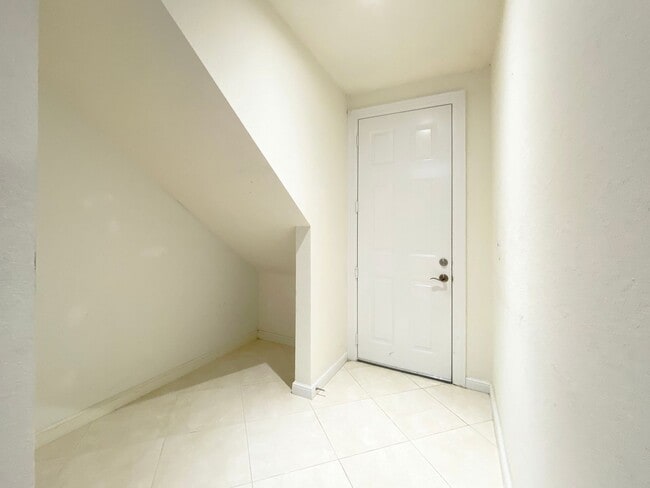 Building Photo - 4 Bed/3.5 Bath Townhome w/2 Car Garage in Pet Friendly Gated Community! ** Water/Cable/Internet I...