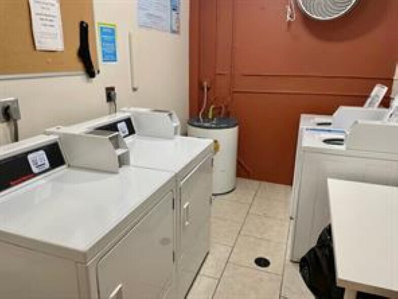 Building Photo - 140 NE 19th Ct