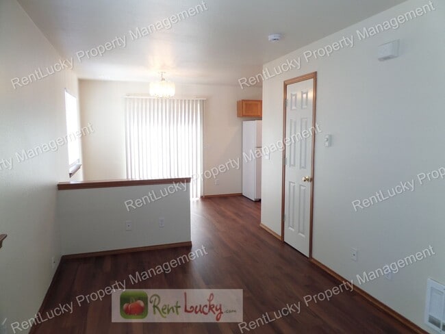 Building Photo - Fabulous 2-Bedroom Duplex w/Attached Garag...