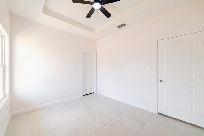 Building Photo - 154 Lagos Ave