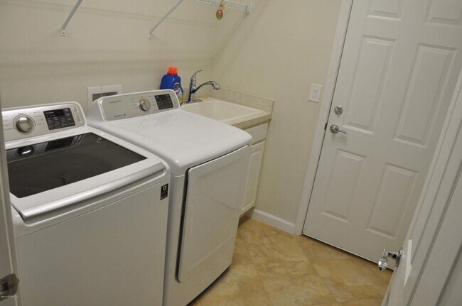 Building Photo - Lovely Townhouse in Vizcaya