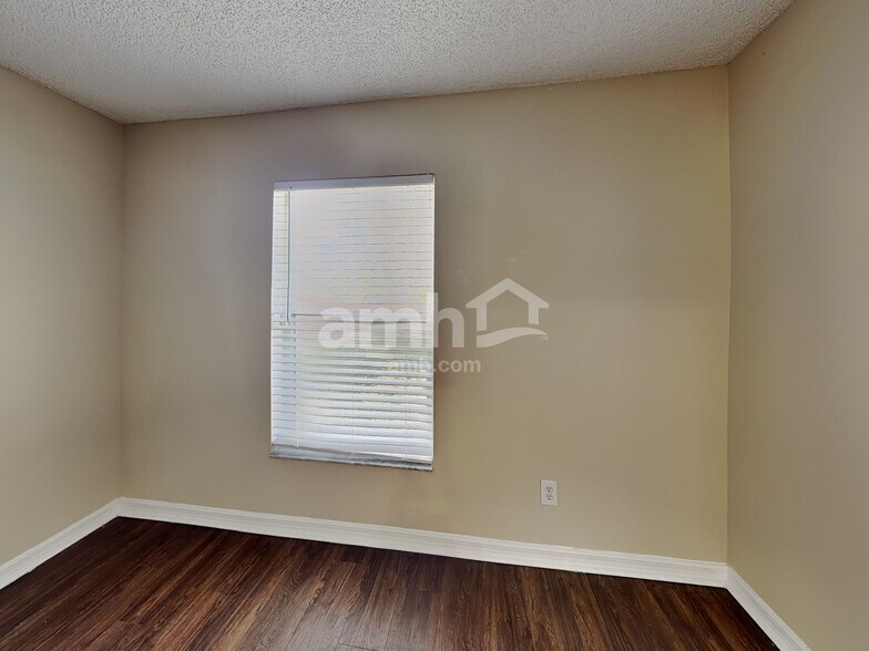 Building Photo - 632 Delmonico St NE