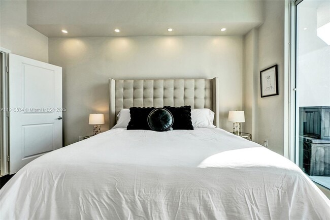 Building Photo - 7910 Harbor Island Dr