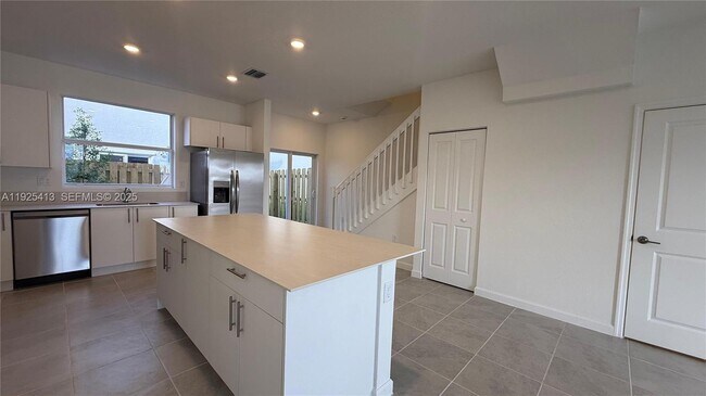 Building Photo - 1096 SE 2nd St