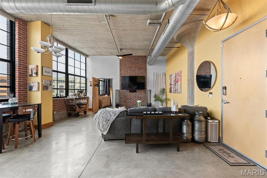 Building Photo - 2323 Locust St