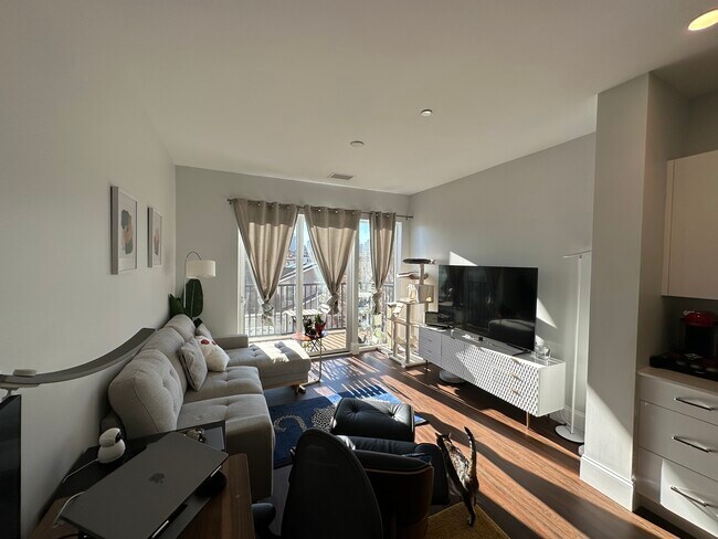 Building Photo - 205 Maverick St